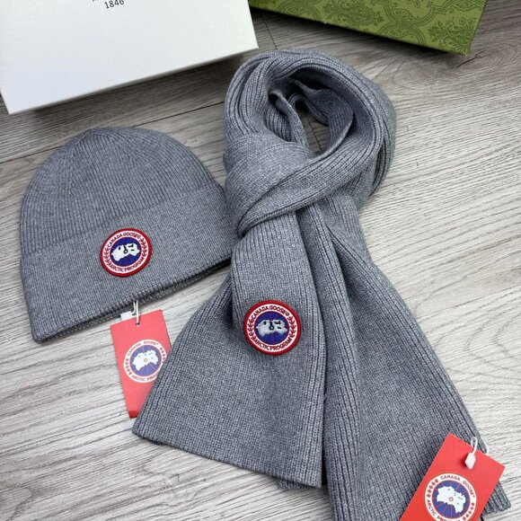 Canada Goose Knitted Hat and Scarf Two-Piece Set - Picture 4 of 7